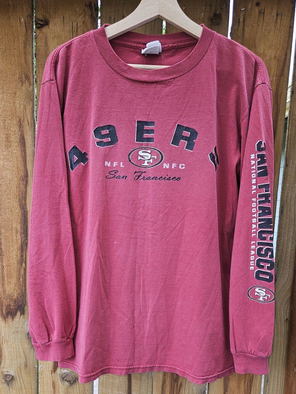 NFL Red Crewneck 49ers Foorltball Tee with Classic NFL Shield Tag sz M